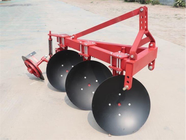 Mini traktor s diskovým pluhem